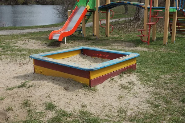 Ein Farbiger Quadratischer Holzsandkasten Mit Weißem Sand Steht Auf Dem — Stockfoto