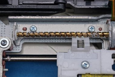 Vidaları ve sarı metal tüpü olan beyaz plastik bir kutunun parçalanmış disk sürücüsü.