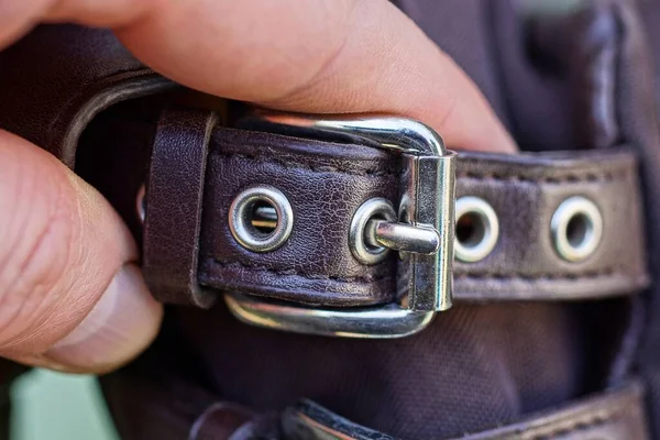 Dita Sulla Sua Mano Tenere Una Cintura Imbracatura Marrone Con — Foto Stock
