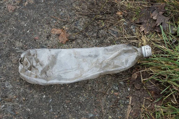 Basura Una Sucia Botella Plástico Blanco Yace Suelo Gris Naturaleza —  Fotos de Stock