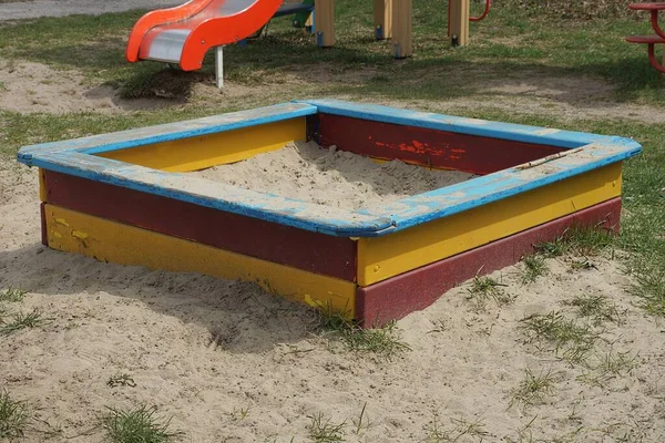 Ένα Μεγάλο Χρωματιστό Τετράγωνο Ξύλινο Sandbox Λευκή Άμμο Στέκεται Στο — Φωτογραφία Αρχείου