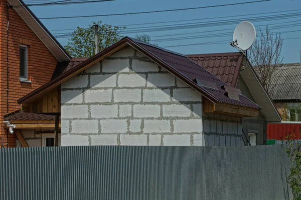 Casa Privada Tijolo Branco Atrás Uma Cerca Metal Cinza Uma — Fotografia de Stock