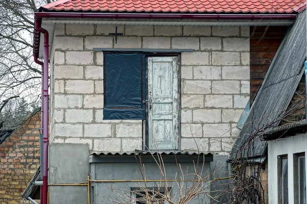 Beyaz Ahşap Kapılı Siyah Pencereli Gri Tuğlalardan Yapılmış Özel Bir — Stok fotoğraf