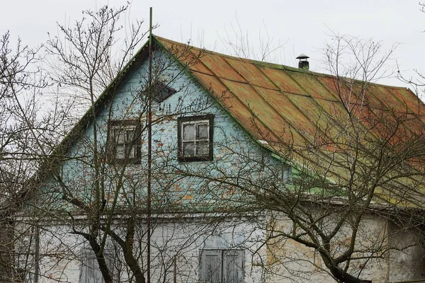 Oud Landhuis Met Blauwe Zolder Kleine Ramen Onder Een Roestig — Stockfoto