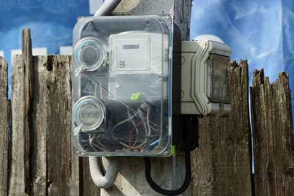 Szürke Műanyag Elektromos Gázmérők Lógnak Egy Betonoszlopra Közel Egy Barna — Stock Fotó