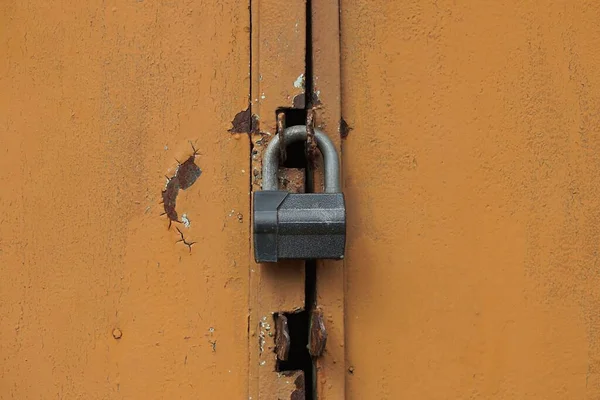 One Gray Big Padlock Brown Iron Door — Stock Photo, Image