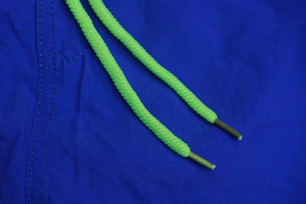 Parte Tecido Azul Dois Laços Verdes Longos — Fotografia de Stock