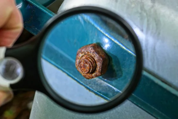 Lente Ingrandimento Nera Mano Ingrandisce Dado Ferro Marrone Arrugginito Bullone — Foto Stock