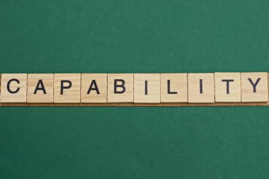 yeşil masadaki küçük tahta harflerden gelen gri kelime yeteneği