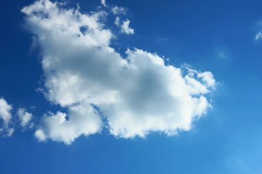 Güneşli bir günde mavi gökyüzünde beyaz gri bulut