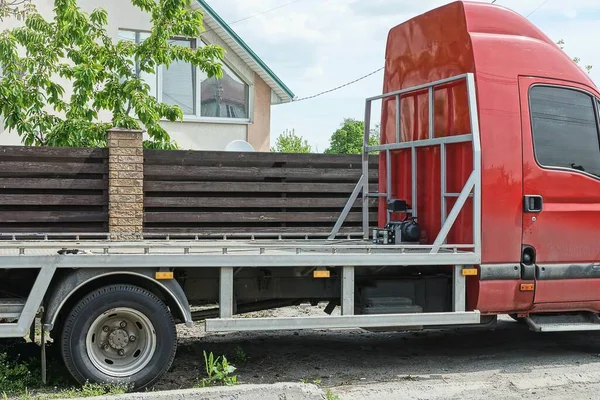 Reboque Caminhão Com Cabine Vermelha Plataforma Ferro Vazio Cinza Rua — Fotografia de Stock