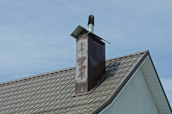 One Big Metal Chimney Brown Tiled Roof House Blue Sky — Stock Photo, Image