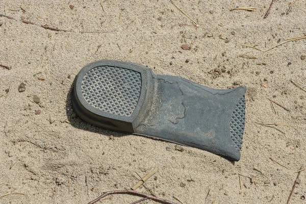 Lixo Pedaço Borracha Preta Sola Com Calcanhar Uma Velha Bota — Fotografia de Stock