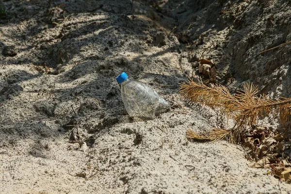 Ordures Une Vieille Bouteille Plastique Dans Sable Gris Dans Nature — Photo