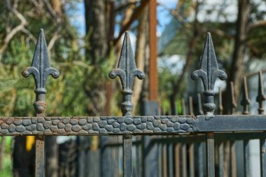 Siyah demir çubukların bir kısmı sokaklardaydı.