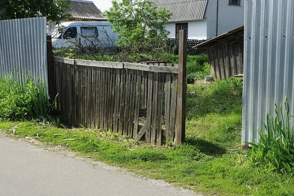 Část Starého Černého Šedého Dřevěného Plotu Stojí Zelené Trávě Venkovské — Stock fotografie