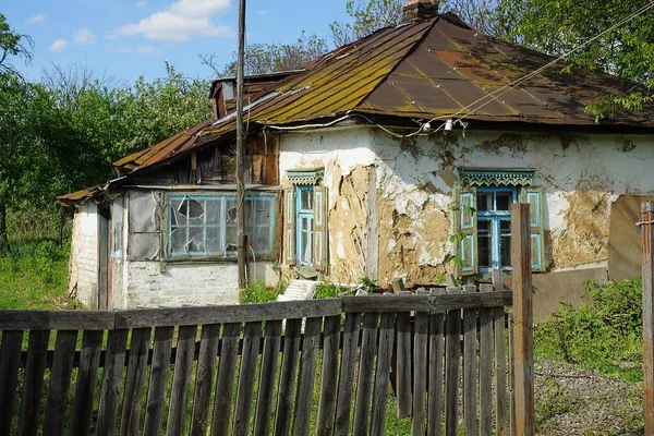 Old Rural House Frayed Walls Wooden Windows Rusty Roof Street — Stock Photo, Image