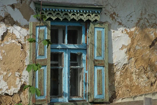 Одно Старое Голубое Серое Деревянное Окно Ставнями Потрепанной Глиняной Стене — стоковое фото