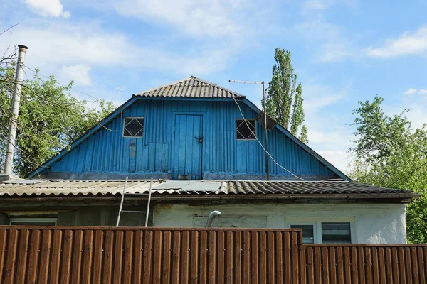 Niebieski Stary Drewniany Strych Wiejskiego Domu Drzwiami Małymi Oknami Brązowym — Zdjęcie stockowe