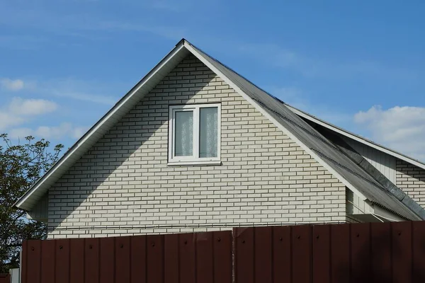 White Brick Attic Private House Brown Fence Blue Sky — Stock Photo, Image