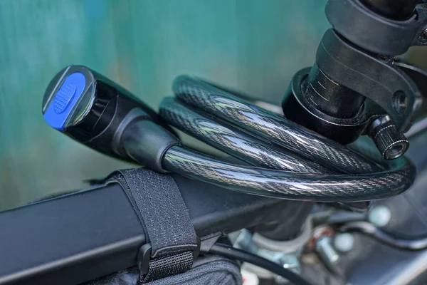 Candado Bicicleta Negro Con Cable Atornillado Marco Metálico Una Bicicleta — Foto de Stock