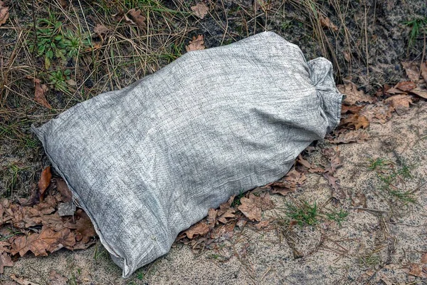 Una Gran Bolsa Basura Plástico Blanco Yace Suelo Gris Afuera —  Fotos de Stock