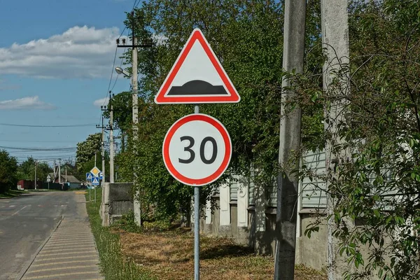 Dos Señales Tráfico Límite Velocidad Choque Velocidad Poste Hierro Contra —  Fotos de Stock