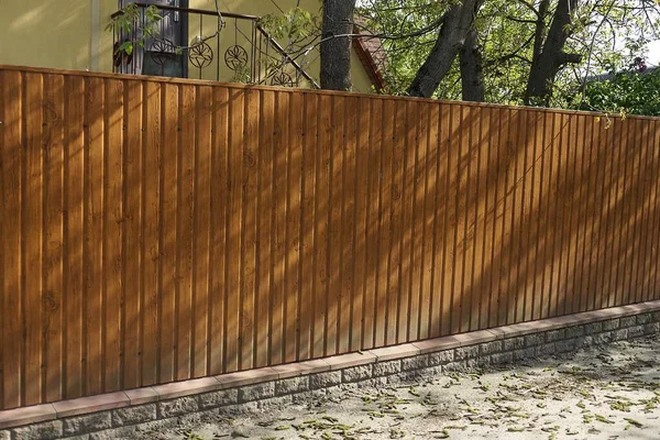 Lange Braune Wand Eines Holzzaunes Auf Einem Ziegelfundament Der Straße — Stockfoto