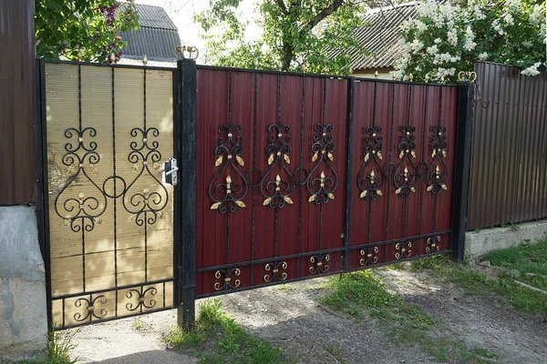 Portão Metal Vermelho Porta Marrom Com Padrão Ferro Forjado Preto — Fotografia de Stock