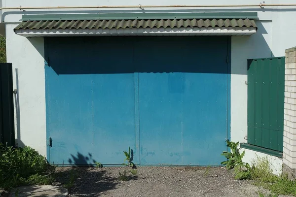 Fachada Blanca Viejo Garaje Con Puertas Metal Azul Exterior Hierba — Foto de Stock