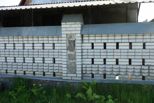 Part White Wall Fence Made Bricks Gray Metal Street Green — Stock Photo, Image