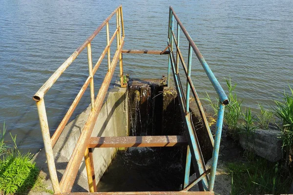 Old Concrete Dam Lake Water Iron Rusty Handrails — Stock Photo, Image