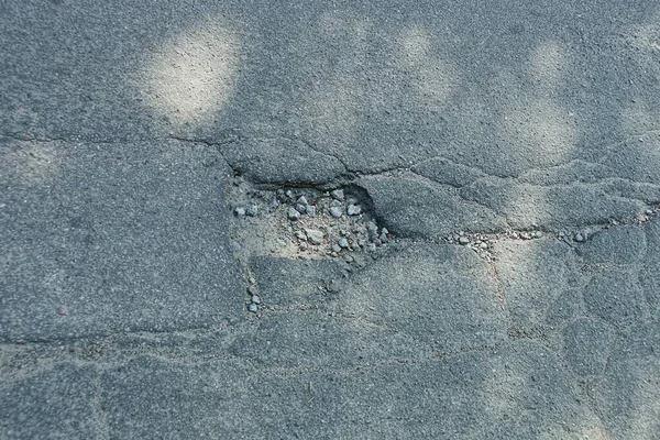 Una Fossa Buca Con Una Crepa Sulla Strada Asfaltata Grigia — Foto Stock