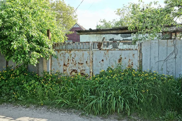 Paslanmış Eski Gri Metal Kapı Kırsal Bir Sokakta Yeşil Çimlerle — Stok fotoğraf