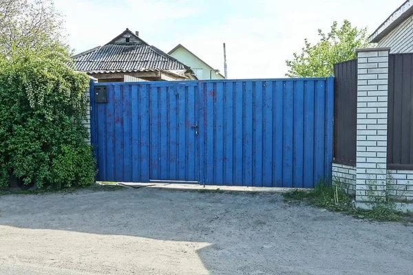 Jedna Duża Niebieska Brama Metalowa Część Ogrodzenia Ulicy — Zdjęcie stockowe