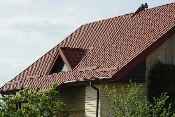 Una Finestra Soffitta Tetto Tegole Marrone Una Casa Contro Cielo — Foto Stock