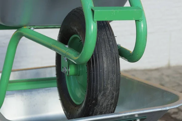 Ein Schwarzes Rad Auf Einer Grün Grauen Gartenschubkarre Aus Metall — Stockfoto