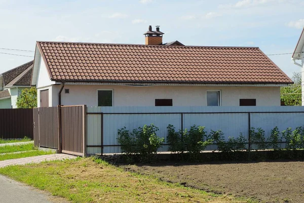 Una Casa Privada Con Ventanas Bajo Techo Baldosas Marrones Detrás — Foto de Stock