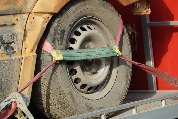 Parte Carro Destruído Está Plataforma Caminhão Reboque Com Uma Roda — Fotografia de Stock