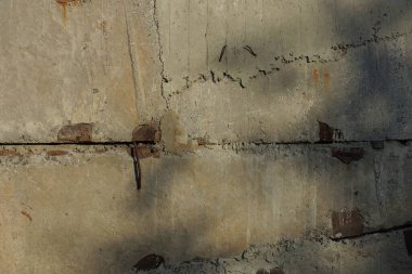 Dikişleri olan eski, kirli, gri beton duvarın dokusu