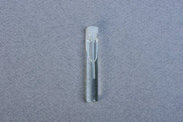 Ένα Μικρό Μακρύ Γυάλινο Μπουκάλι Ένας Δοκιμαστικός Σωλήνας Κλειστός Λευκό — Φωτογραφία Αρχείου