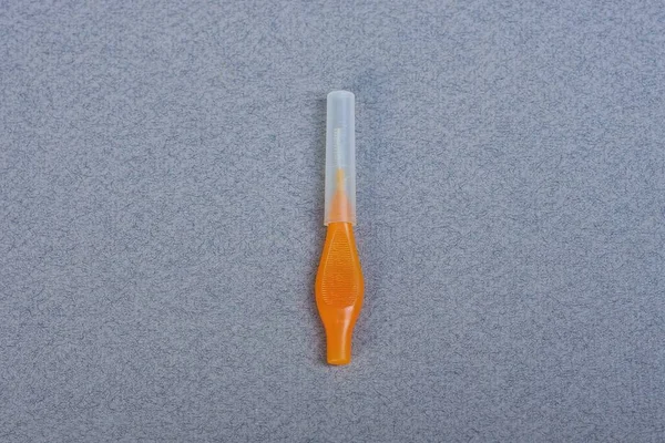 Одна Маленькая Коричневая Пластиковая Щетка Ресниц Покрытая Белой Шапкой Лежит — стоковое фото