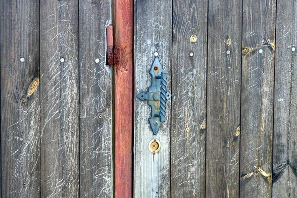 Jeden Niebieski Metalowy Klamka Szarym Shabby Drewniane Drzwi Ulicy — Zdjęcie stockowe