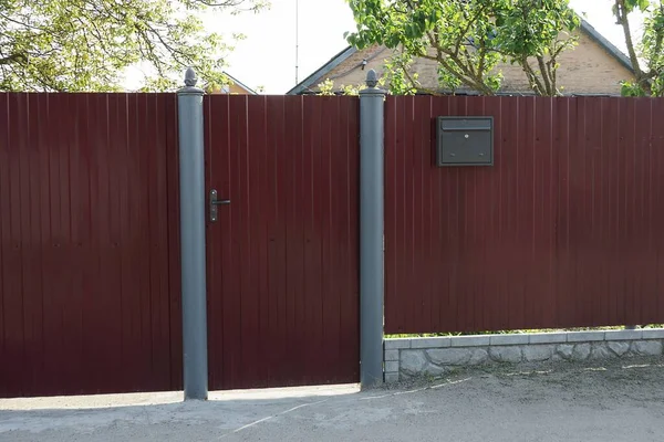 Uma Porta Fechada Metal Vermelho Parte Parede Cerca Com Uma — Fotografia de Stock