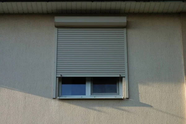 Una Ventana Cerrada Con Persianas Plástico Gris Pared Hormigón Del — Foto de Stock