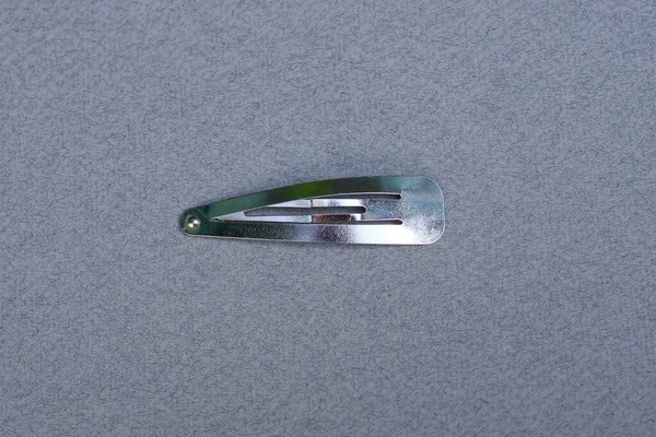 Pequeno Clipe Cabelo Metal Longo Cinza Está Mesa — Fotografia de Stock