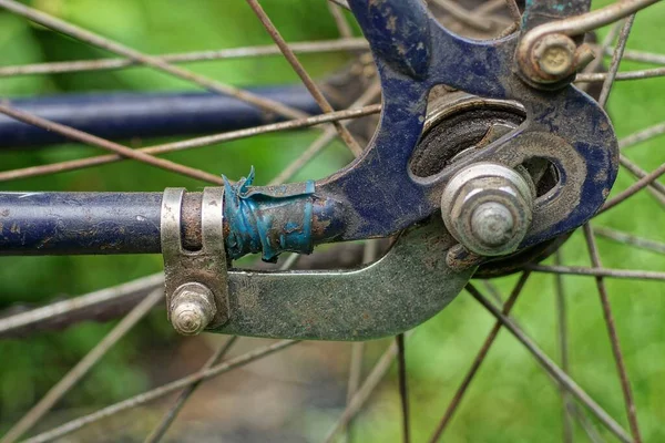 レトロな自転車の青いフレームに古いグレーの金属製自転車ブレーキ — ストック写真