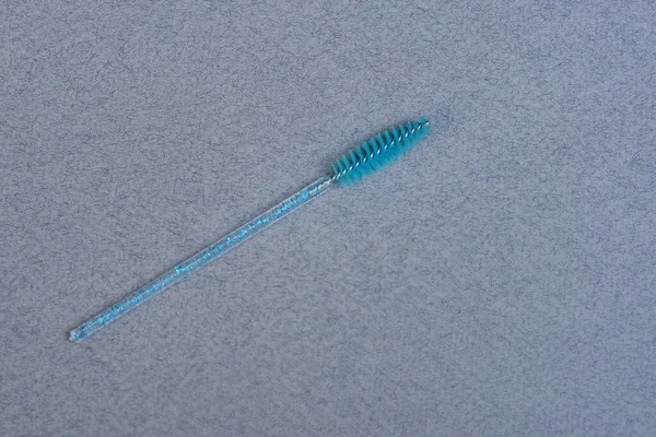 Une Petite Brosse Cils Longue Plastique Bleu Recouverte Repose Sur — Photo