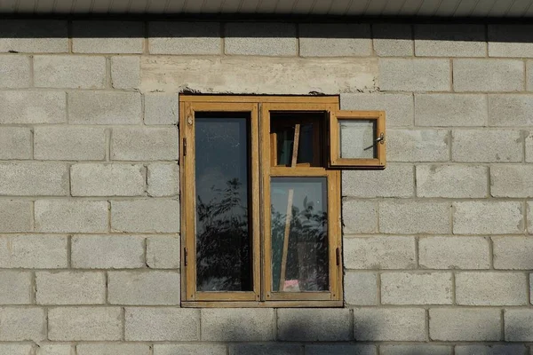 Una Vieja Ventana Madera Marrón Una Pared Ladrillo Gris Edificio — Foto de Stock