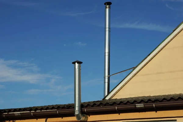 Zwei Graue Metallkaminrohre Auf Dem Braunen Dach Eines Privathauses Vor — Stockfoto